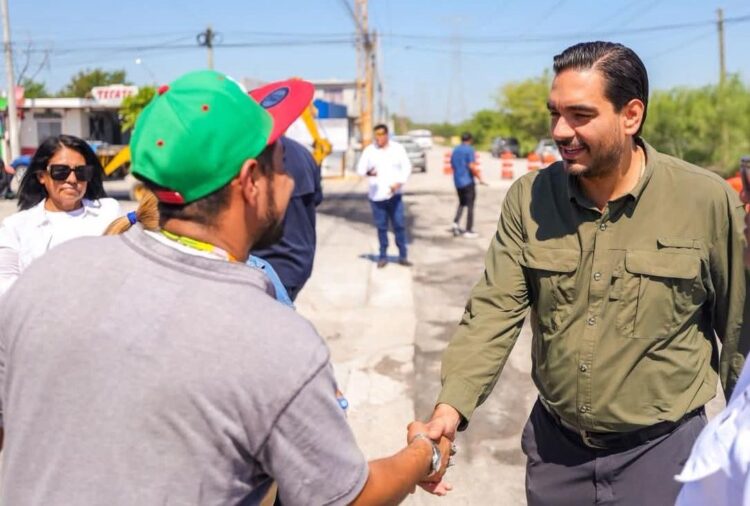 Supervisó Carlos Peña Ortiz bacheo en Rincón de las Flores en Reynosa