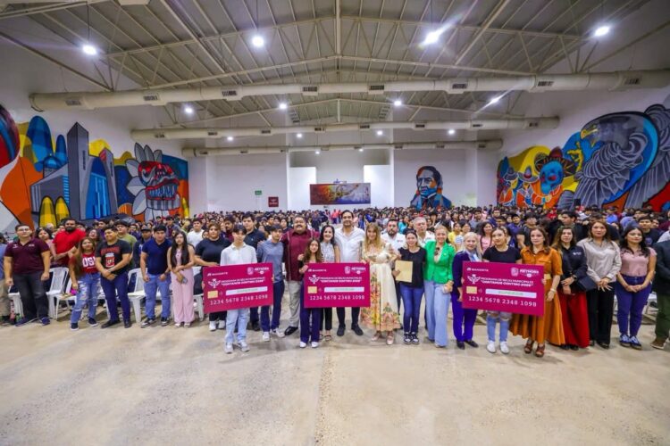 Apuesta Alcalde Carlos Peña Ortiz por educación de jóvenes universitarios con Becas Municipales