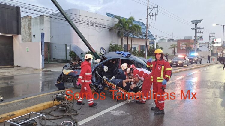 Jóvenes trasnochados se salvan de morir prensados en su coche al estrellarse contra poste en Tampico