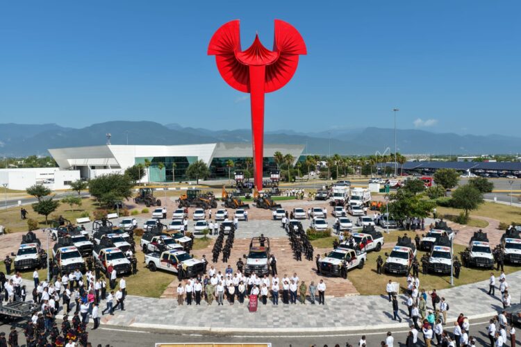 Entrega Américo Villarreal vehículos y maquinaria por 125.2 mdp