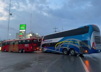 Cierran carril de carretera Villa Manuel – González por choque de autobuses