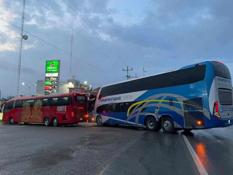 Cierran carril de carretera Villa Manuel – González por choque de autobuses