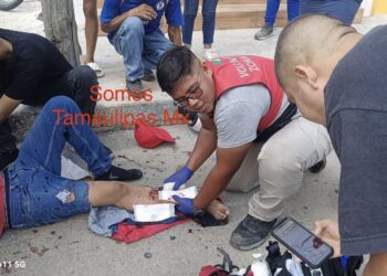 Menor resulta con fractura expuesta al ser impactado por vehículo en su motocicleta en Tampico