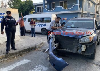 Cuantiosos daños materiales dejó fuerte choque entre dos camionetas en Tampico