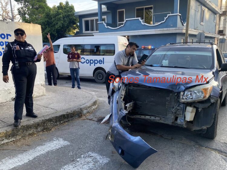 Cuantiosos daños materiales dejó fuerte choque entre dos camionetas en Tampico