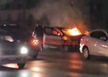 Choca contra luminaria, se incendia su vehículo y se le sale un ojo en Reynosa