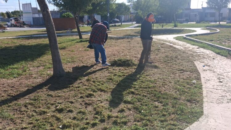 Con chapoleo y limpieza embellece gobierno de Carlos Peña Ortiz la colonia Almendros en Reynosa