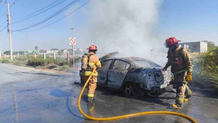 Se le incendia su Mazda por cortocircuito en la Vista Hermosa de Reynosa; Protección Cicil Municipal auxilia