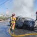 Se le incendia su Mazda por cortocircuito en la Vista Hermosa de Reynosa; Protección Cicil Municipal auxilia