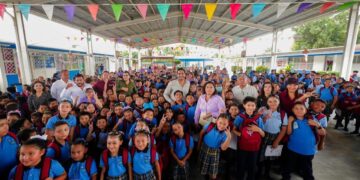 Entregó Carlos Peña Ortiz más de 500 mochilas con kits escolares en la primaria Iztaccíhuatl