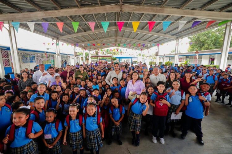 Entregó Carlos Peña Ortiz más de 500 mochilas con kits escolares en la primaria Iztaccíhuatl