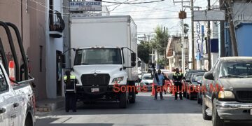 Derriban postes y dejan sin luz varias calles en la zona centro en Reynosa