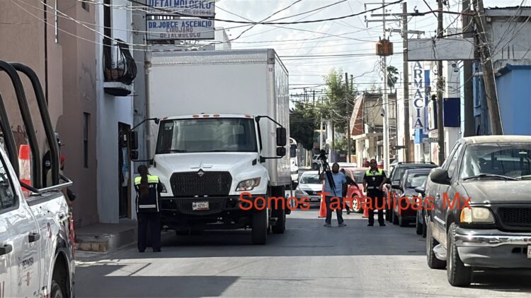 Derriban postes y dejan sin luz varias calles en la zona centro en Reynosa