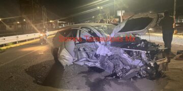 Se salva joven aparentemente ebrio tras chocar y dejar inservible su auto de reciente modelo en Altamira