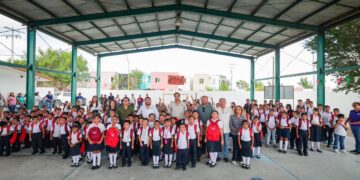 Entregó Carlos Peña Ortiz mochilas a estudiantes de la Primaria Lucio Blanco en Pirámides