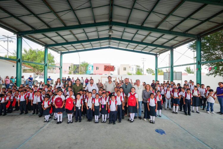 Entregó Carlos Peña Ortiz mochilas a estudiantes de la Primaria Lucio Blanco en Pirámides