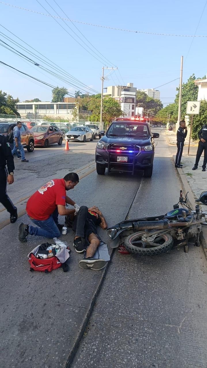 Motociclista resultó lesionado al derrapar sobre pavimento en Tampico