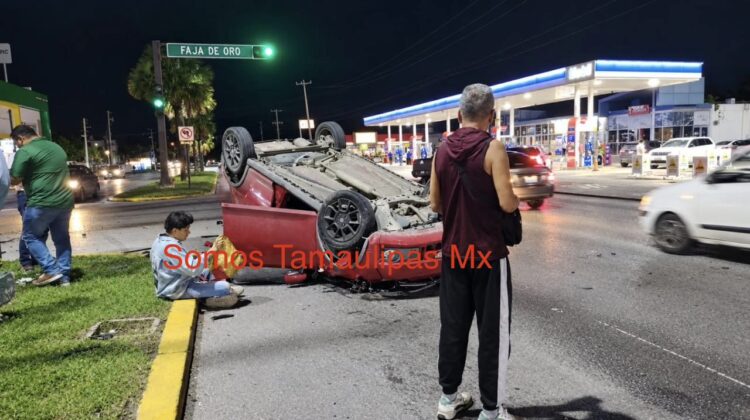 Joven pierde el control del volante de su auto y vuelca en Tampico