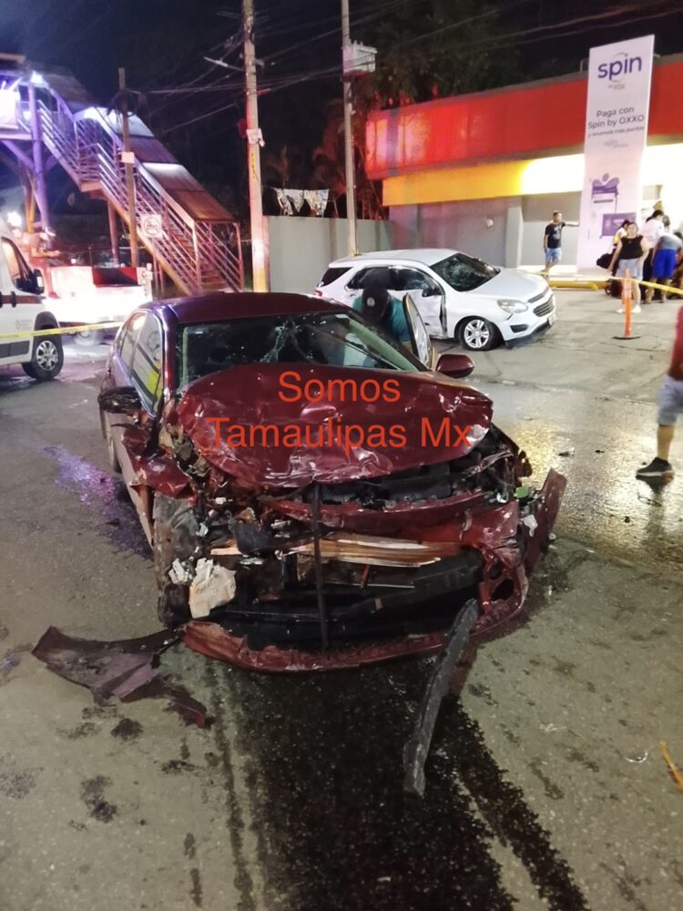 Omite semáforo rojo y provoca fuerte choque; deja dos lesionados en Tampico