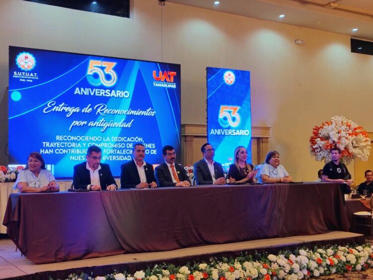 Reconoce Dámaso Anaya a trabajadores universitarios en el 53 Aniversario del SUTUAT
