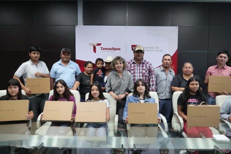 Entrega SEBIEN computadoras a estudiantes de zonas rurales de Tamaulipas