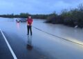 Se les queda el carro entre el agua encharcada en Puente la Llorona; Guardia Estatal auxilia