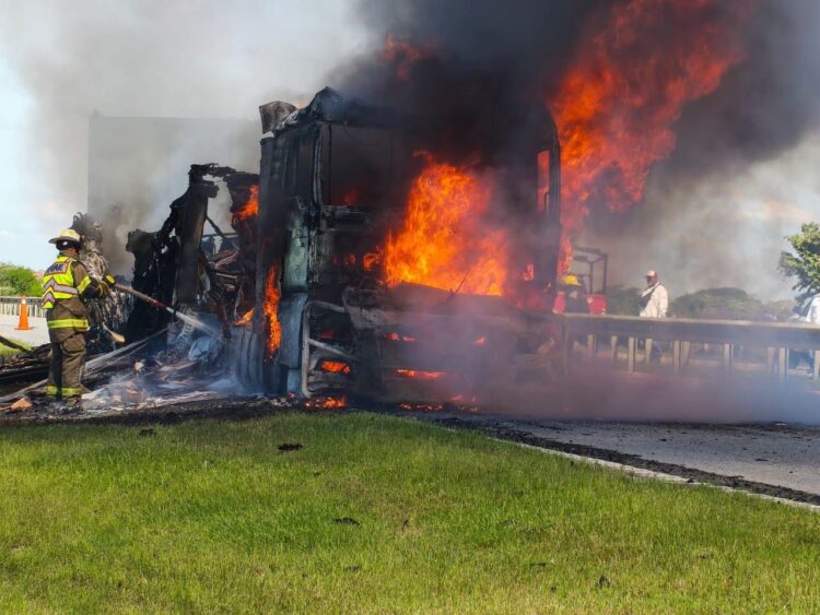 Camión en movimiento se incendia y provoca cierre a la circulación en Carretera Tampico – Mante en Altamira