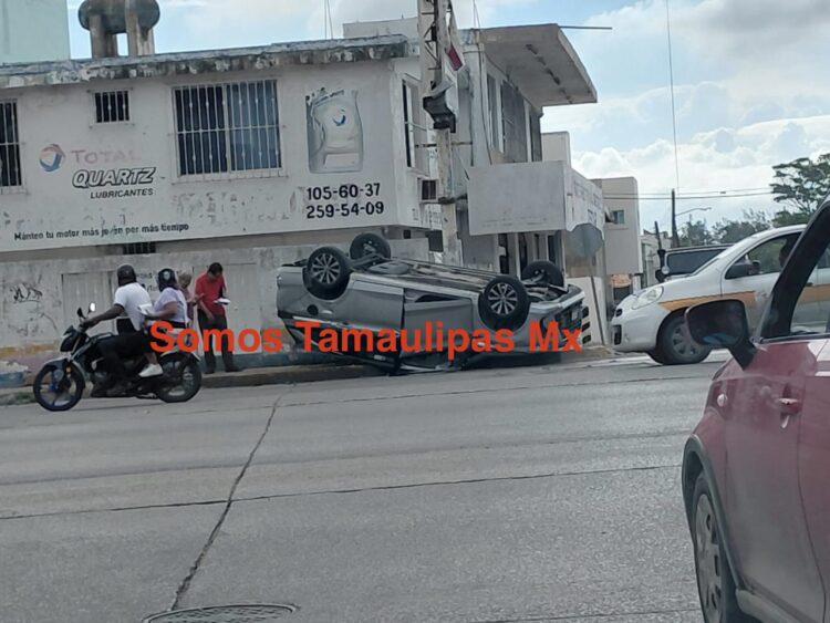 Camioneta vuelca tras ser chocada por automóvil en Ciudad Madero